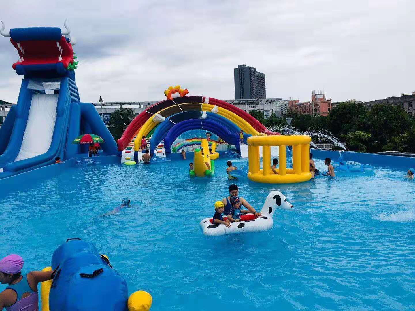 充氣水上樂園